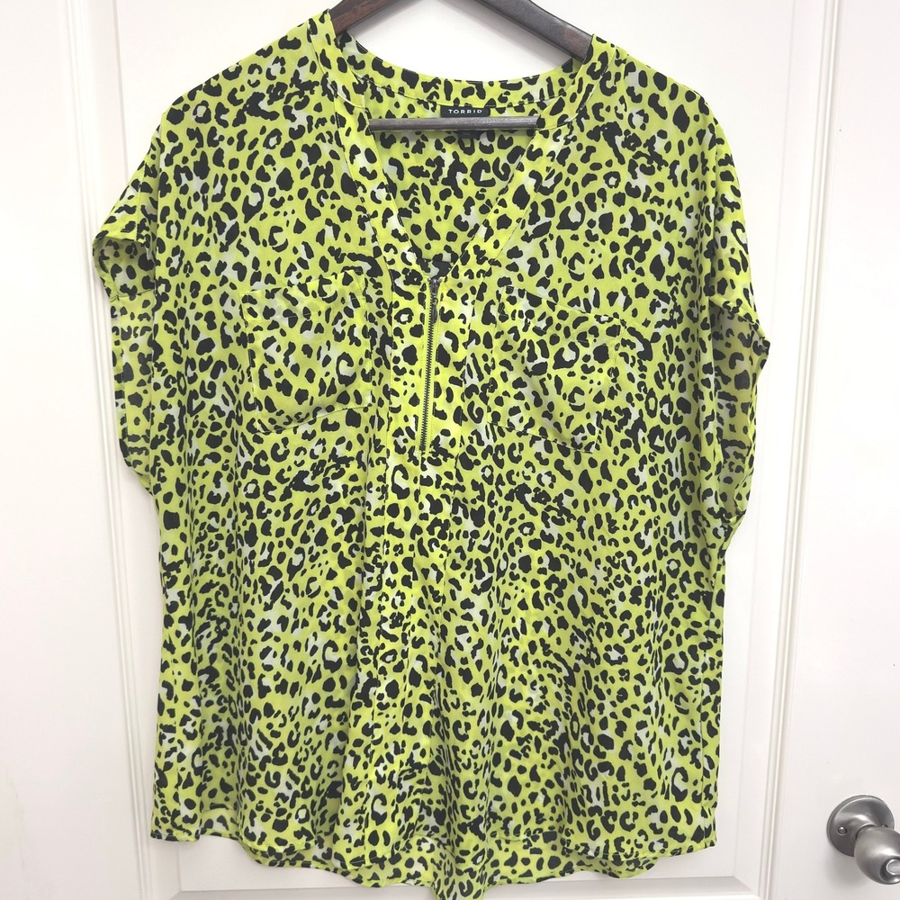 Torrid Blouse Womens Size 1 Neon Green Leopard Print Half Zip Plus Size